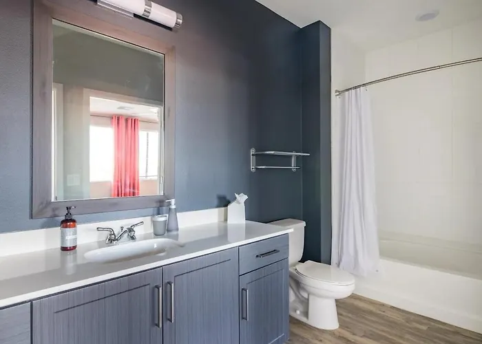 Modern Cozysuites - Paradise Under The Palm Trees!